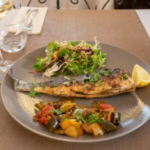 Bar entier grillé dans et ses légumes