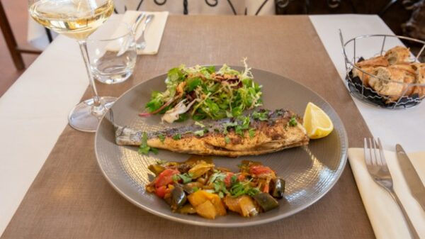 Bar entier grillé dans et ses légumes