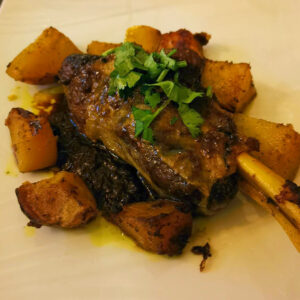 Souris d'agneau confite avec ses pommes de terres cuites dans le jus.